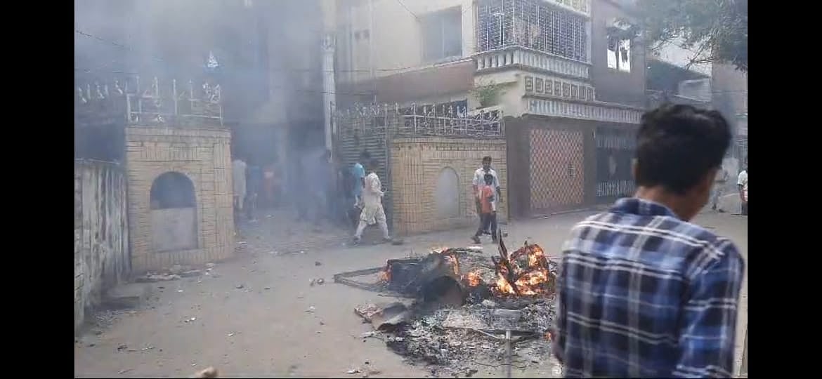 নারায়ণগঞ্জ শহরের উত্তর চাষাঢ়ায় জাতীয় পার্টি দলীয় সংসদ সদস্য সেলিম ওসমানের বাড়িতে হামলা-ভাংচুর ও অগ্নিসংয়োগ করা হয়। আজ বিকেলে তোলা